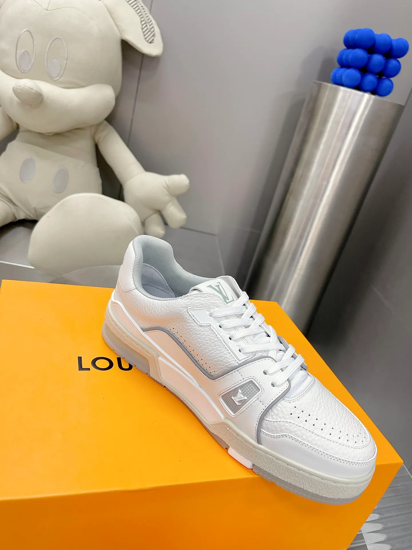 👟👟Ex-factory price 840👟👟 Women's shoes, women's clothing, couple models 35-44, top LV TRAINER basketball series sneakers, original 1:1 copy, official website limited edition retro basketball sneakers! Both the high-top and low-top models spent money to purchase 1:1 accurate reproductions of the originals, and all the details are flawless! The upper material is exclusively customized first-layer cowhide, the inside is breathable 3D mesh material, the sole is T👟👟 ex-factory price U, non-slip, anti-yellowing and high temperature resistant. Exclusively customized materials. Size female 39-44